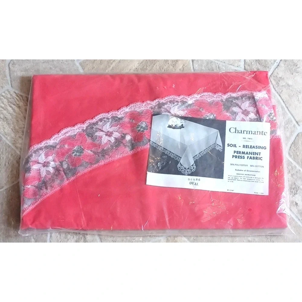 Vintage Christmas Red Table Cloth‎ Charmante Oval TableCloth 66x86 New old Stock